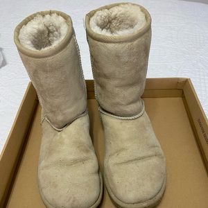 Classic short II Uggs sand boots